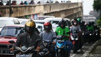 Macet dikarenakan volume kendaraan dan belum ada laporan kecelakaan. 
