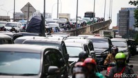 Antrean kendaraan baik motor maupun mobil terlihat padat merayap.