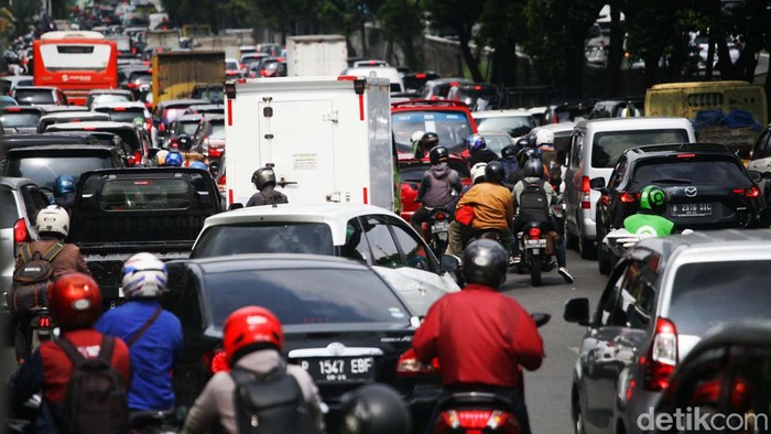Sabar Gaes, Lalin Cilandak Arah Fatmawati Macet Pagi Ini Sejumlah titik di Jakarta mengalami kemacetan pagi ini. Padatnya volume kendaraan terjadi salah satunya di Jalan TB Simatupang dari Cilandak arah Fatmawati.