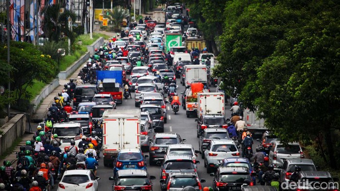 Sabar Gaes, Lalin Cilandak Arah Fatmawati Macet Pagi Ini Sejumlah titik di Jakarta mengalami kemacetan pagi ini. Padatnya volume kendaraan terjadi salah satunya di Jalan TB Simatupang dari Cilandak arah Fatmawati.