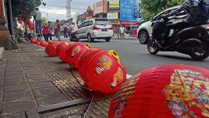 Sebanyak 600 lampion menghiasi Jalan Gajah Mada dan Taman Kota Tabanan jelang perayaan Cap Go Meh pada Minggu (5/2/2023) nanti.