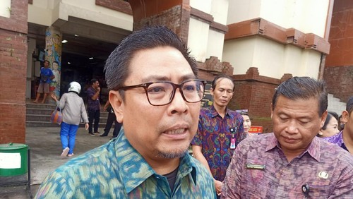 Sekretaris DPC PDI Perjuangan Kota Denpasar yang juga Wakil Walikota Denpasar, I Kadek Agus Arya Wibawa ketika ditemui di Pasar Badung, Denpasar, Bali Selasa (31/1/2023).