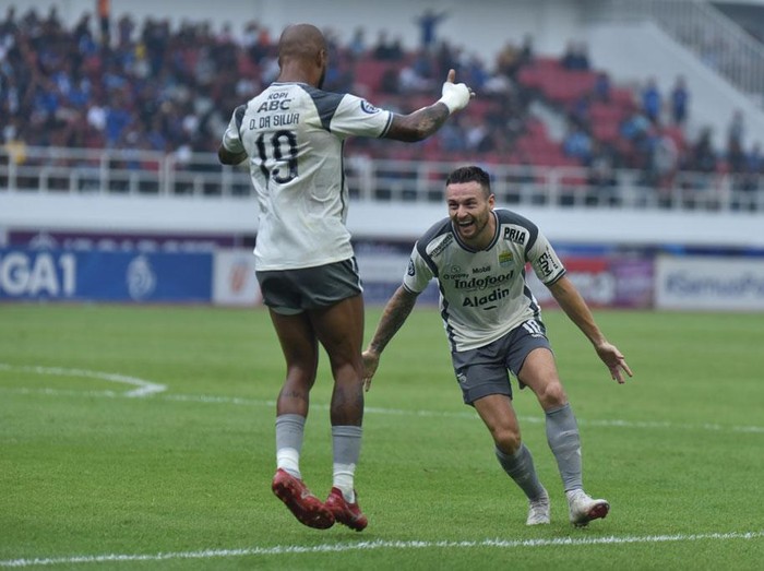 Selebrasi Marc Klok dan David da Silva.