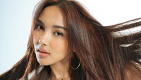 Semua yang kita punya diberikan sama Allah SWT, jadi apa yang aku punya sekarang tuh dipinjamkan sebaik mungkin, makanya aku juga ngerawatnya sebaik mungkin. Dan itu nggak mudah untuk aku maintance. Aku harus cinta diriku, kalau nggak siapa lagi, tutur Shakira Jasmine. (Foto: dok Instagram)