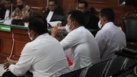 Lima orang jadi terdakwa kasus tragedi Kanjuruhan yakni Ketua Panitia Pelaksana Arema FC, Abdul Haris; Security Officer Suko Sutrisno; Danki 3 Brimob Polda Jatim, AKP Hasdarmawan; Kabag Ops Polres Malang, Kompol Wahyu Setyo Pranoto; serta Kasat Samapta Polres Malang, AKP Bambang Sidik Achmadi.
