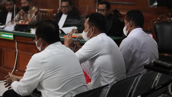 Tiga terdakwa perkara tragedi Stadion Kanjuruhan Malang,  mantan Komandan Kompi I Brimob Polda Jatim AKP Hasdarmawan (kiri), mantan Kabagops Polres Malang Wahyu Setyo Pranoto (tengah) dan mantan Kasat Samapta Polres Malang AKP Bambang Sidik Achmadi (kanan)
menghadiri sidang perkara tragedi Stadion Kanjuruhan, di Pengadilan Negeri Surabaya, Jawa Timur, Kamis (26/1/2023). Sidang pemeriksaan saksi itu dihadiri langsung oleh lima terdakwa perkara tersebut. ANTARA FOTO/Didik Suhartono/hp.
