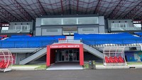 Kursi stadion berwarna putih dan merah ditutupi terpal biru agar terhindar dari hujan. Hal ini dilakukan untuk menjaga kondisi kursi tetap bagus menjelang Piala Dunia U-20. Foto: Siti Muamalah/detikBali