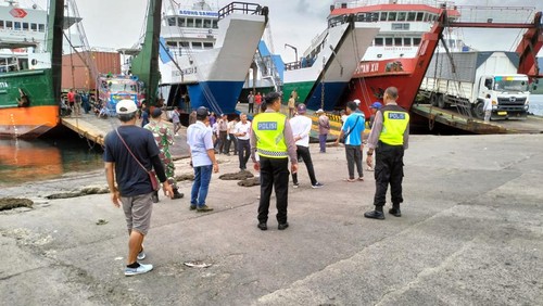 Suasana Pelabuhan Gilimanuk setelah satu penumpang KMP Trisna Dwitya tercebur di Selat Bali, Selasa (31/1/2023). (IST)