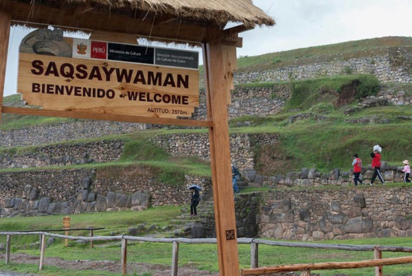 Sekarang situs Ollantaytambo yang biasanya menerima 4.000 pengunjung setiap hari kini sepi.