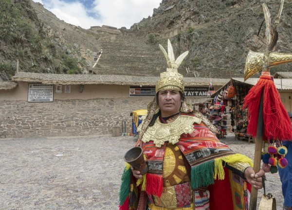 Mengenakan helm, ikat pinggang, baju besi berlapis emas, dan sandal, Huanacchini yang merupakan salah satu pelaku wisata di sana, menatap kosong dari reruntuhan Ollantaytambo Inca di Peru. Kostum prajurit Inca miliknya berkilau di bawah sinar matahari, tetapi pria berusia 48 tahun itu tidak merasakan kegembiraan. Mengenakan helm, ikat pinggang, baju besi berlapis emas, dan sandal, Huanacchini yang merupakan salah satu pelaku wisata di sana, menatap kosong dari reruntuhan Ollantaytambo Inca di Peru. Kostum prajurit Inca miliknya berkilau di bawah sinar matahari, tetapi pria berusia 48 tahun itu tidak merasakan kegembiraan.