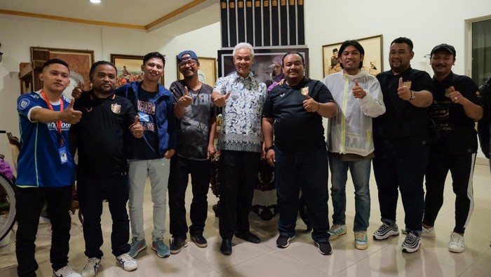 Suporter dari Persib Bandung , Viking dan suporter dari PSIS Semarang, Panser Biru datang menemui Gubernur Jawa Tengah Ganjar Pranowo, Semarang, Senin (30/1/2023).