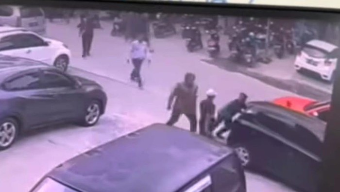 Tangkapan layar viral anak anggota DPRD Wajo menganiaya tukang parkir.