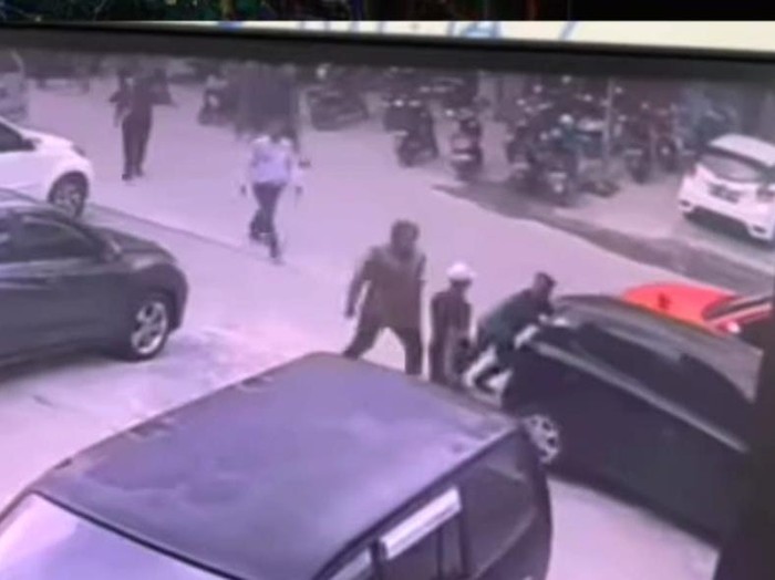 Tangkapan layar viral anak anggota DPRD Wajo menganiaya tukang parkir.