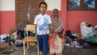 Hasina Bekum (20), Muhammad Umur Faruq (9) berpose tanpa suaminya yang berada di Malaysia. Tanpa alat keselamatan, mereka berdesak-desakan, terombang-ambing di lautan berminggu-minggu, hingga kelaparan karena stok makanan yang habis di tengah jalan. Akibatnya 26 orang penumpang menghembuskan nafas terakhir di tengah lautan. Jika di tahun sebelumnya, mereka ditemukan di tengah lautan. Kali ini manusia perahu ini sudah berlabuh di daratan Tanah Rencong. Mereka terus berdatangan ke Aceh secara bertahap.   