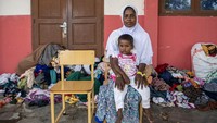 Arrafa (20) memangku anaknya Rukiah (2) berpose tanpa suaminya yang terpisah di Malaysia. Sehari sebelumnya, Minggu (25/12/2022), 57 orang pria imigran etnis Rohingya juga terdampar di Pantai Indra Patra, Gampong Ladong, Kecamatan Mesjid Raya, Kabupaten Aceh Besar, Aceh. Saat ini, mereka ditampung di Rumoh Seujahtera milik Dinas Sosial Aceh Besar.  