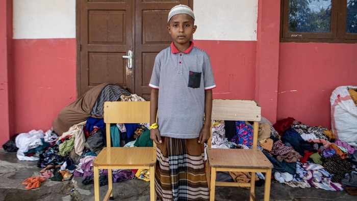 Zaidurohma (12), tanpa kedua orang tuanya yang terpisah di pengungsian Banglades, berpose di lokasi penampungan sementara di SMP Negeri 2 Curei, Gampong Curei, Kecamatan Muara Tiga, Kabupaten Pidie, Aceh.