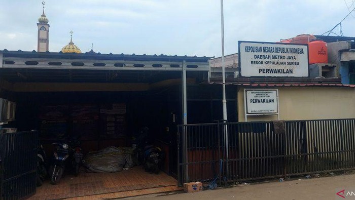 Tempat kejadian perkara anggota polisi ditemukan tewas di Kantor Perwakilan Polres Metro Kepulauan Seribu, Cilincing, Jakarta Utara, Selasa (31/1/2023). (ANTARA/Abdu Faisal)