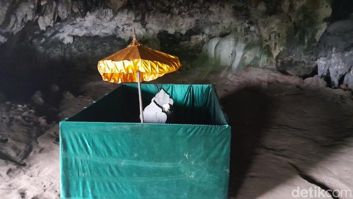 Tempat yang dipercaya sebagai makam tempat Eyang Jaga Lautan bersemedi di Gua Panggung, Pangandaran
