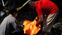 Jasad bayi laki-laki yang diperkirakan berusia satu hari tersebut ditemukan oleh seorang nelayan bernama Yusuf (43). Bayi tersebut ditemukan dalam kondisi meninggal.