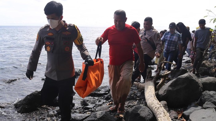 TEMUAN JASAD BAYI DI PESISIR PANTAI KALUMATA TERNATE Kapolsek Ternate Selatan Iptu Suherman (kiri) bersama anggotanya mengevakuasi kantong berisi jenazah bayi yang ditemukan di pesisir Pantai Kalumata, Kota Ternate, Provinsi Maluku Utara, Selasa (31/1/2023). Jasad bayi laki-laki yang diperkirakan berusia satu hari tersebut ditemukan oleh seorang nelayan dalam kondisi telah meninggal. ANTARA FOTO/Andri Saputra/tom.