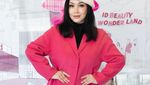 7 Potret Wajah Baru Titi DJ Pasca Oplas Anti Aging di Korsel