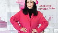 Melalui akun Instagram pribadinya, wanita berusia 56 tahun itu menceritakan perjalanan dari awal ia datang ke Korea Selatan menuju rumah sakit untuk mengikuti rangkaian tes kesehatan guna memastikan siap dioperasi esok harinya. (instagram @ti2dj)