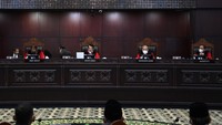 Ketua Majelis Hakim Mahkamah Konstitusi (MK) Anwar Usman (kedua kiri) memimpin jalannya sidang pengujian materiil UU Nomor 1 Tahun 1974 tentang Perkawinan dengan agenda pembacaan amar putusan di Gedung Mahkamah Konstitusi, Jakarta, Selasa (31/1/2023).  