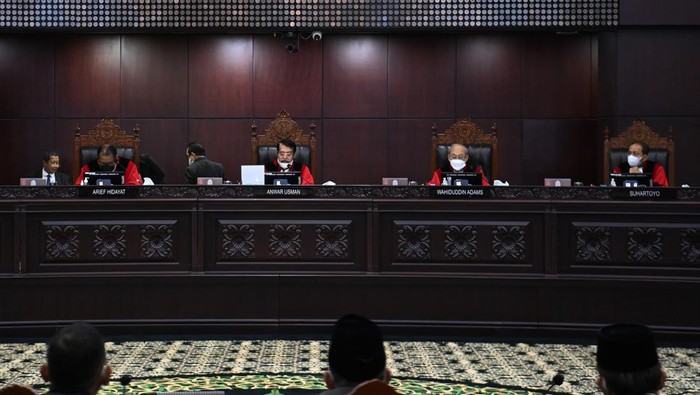 Ketua Majelis Hakim Mahkamah Konstitusi (MK) Anwar Usman (kedua kiri) memimpin jalannya sidang pengujian materiil UU Nomor 1 Tahun 1974 tentang Perkawinan dengan agenda pembacaan amar putusan di Gedung Mahkamah Konstitusi, Jakarta, Selasa (31/1/2023). Ketua Majelis Hakim Mahkamah Konstitusi dalam amar putusannya menolak permohonan uji materiil Pasal 2 ayat 1 UU Nomor 1 Tahun 1974 tentang Perkawinan terkait pernikahan beda agama yang diajukan pemohon Ramos Petege, seorang Katolik yang hendak menikahi seorang perempuan beragama Islam. ANTARA FOTO/Indrianto Eko Suwarso/tom.