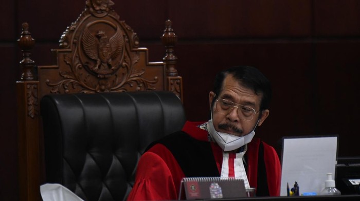 Ketua Majelis Hakim Mahkamah Konstitusi (MK) Anwar Usman memimpin jalannya sidang pengujian materiil UU Nomor 1 Tahun 1974 tentang Perkawinan dengan agenda pembacaan amar putusan di Gedung Mahkamah Konstitusi, Jakarta, Selasa (31/1/2023). Ketua Majelis Hakim Mahkamah Konstitusi dalam amar putusannya menolak permohonan uji materiil Pasal 2 ayat 1 UU Nomor 1 Tahun 1974 tentang Perkawinan terkait pernikahan beda agama yang diajukan pemohon Ramos Petege, seorang Katolik yang hendak menikahi seorang perempuan beragama Islam. ANTARA FOTO/Indrianto Eko Suwarso/tom.