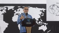 Mendag menyatakan, Kementerian Perdagangan memberi dukungan kepada tujuh jenama modest fashion Indonesia untuk tampil pada NYFW 2023. Ketujuh jenama tersebut yakni Buttonscarves; KAMI; AM by Anggiasari; Ayu Dyah Andari x Batik Trusmi; Zeta Prive; Lenny Hartono; dan Nada Puspita. Ketujuh jenama tersebut pernah tampil pada JMFW tahun 2022.