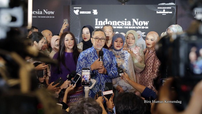 Upaya Mendukung Desainer Muda Indonesia ke Jenjang Internasioal Mendag Zulhas mendukung penuh desainer muda Jakarta Muslim Fashion Week (JMFW) ke jenjang internasional seperti New York Fashion Week (NYFW).