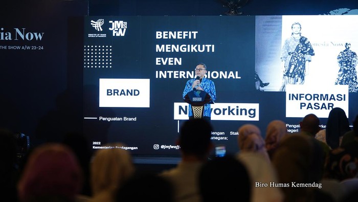 Upaya Mendukung Desainer Muda Indonesia ke Jenjang Internasioal Mendag Zulhas mendukung penuh desainer muda Jakarta Muslim Fashion Week (JMFW) ke jenjang internasional seperti New York Fashion Week (NYFW).