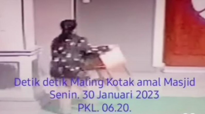 Video aksi pencurian kotak amal di salah satu masjid kawasan Bojonggede, Bogor, Jabar, viral di medsos. Dalam video tampak pelakunya adalah seorang perempuan. (Tangkapan layar video viral)
