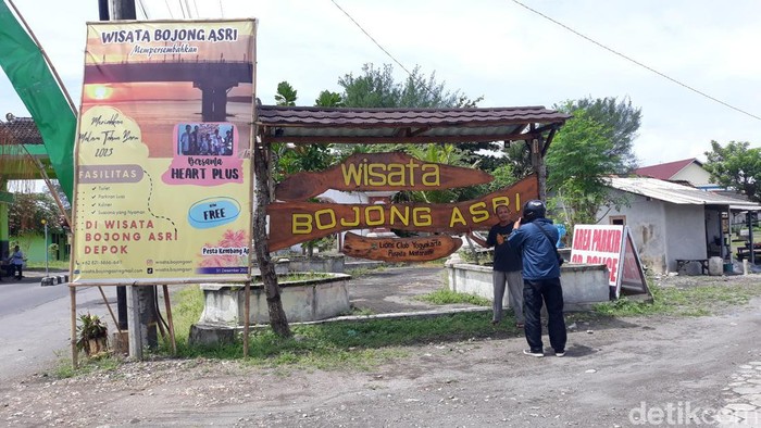 Wahana wisata Bojong Asri di Jembatan Kretek II Bantul. Foto diambil Selasa (31/1/2023).