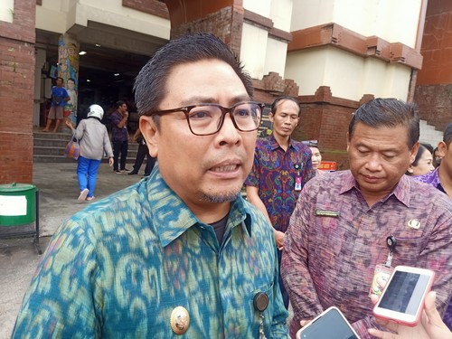 Wakil Walikota Denpasar, I Kadek Agus Arya Wibawa ketika ditemui usai melakukan pemantauan harga di Pasar Badung, Jalan Sulawesi No 1 Denpasar, Bali pada Selasa (31/1/2023). (Ni Made Lastri Karsiani Putri-detikBali)