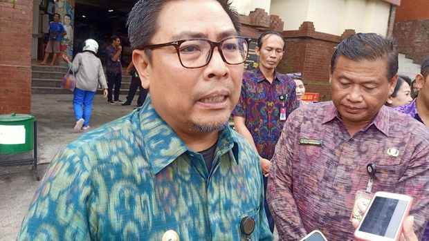 Wakil Walikota Denpasar, I Kadek Agus Arya Wibawa ketika ditemui usai melakukan pemantauan harga di Pasar Badung, Jalan Sulawesi No 1 Denpasar, Bali pada Selasa (31/1/2023). (Ni Made Lastri Karsiani Putri-detikBali)