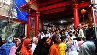 Sejumlah warga antre untuk membeli sembako murah di Vihara Dhanagun, Kota Bogor, Jawa Barat, Selasa (31/1/2023).