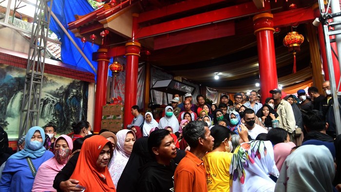 Warga Bogor Serbu Wihara Dhanagun Bogor Demi Sembako Murah Sejumlah warga antre untuk membeli sembako murah di Wihara Dhanagun, Kota Bogor, Jawa Barat, Selasa (31/1/2023). Sembako murah berisi beras, gula, minyak goreng, dan mie instan yang dijual dengan harga Rp50 ribu tersebut disediakan pengurus Wihara Dhanagun untuk membantu warga yang kurang mampu. ANTARA FOTOArif Firmansyah/tom.