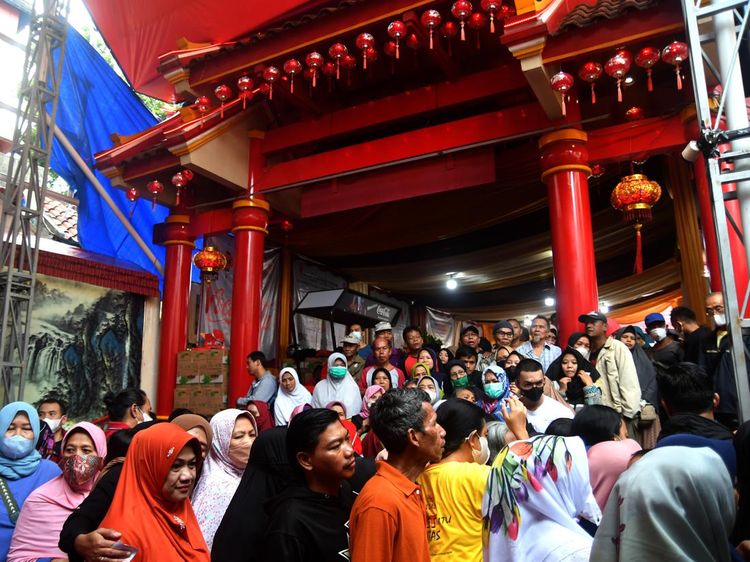 Warga Bogor Serbu Vihara Dhanagun Demi Sembako Murah