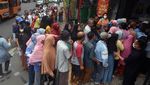 Warga Bogor Serbu Vihara Dhanagun Demi Sembako Murah