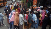 Pengurus Vihara Dhanagun di Bogor menyediakan sembako murah untuk membantu warga yang kurang mampu. Sembako murah tersebut berisi beras, gula, minyak goreng, dan mie instan yang dijual dengan harga Rp50 ribu.