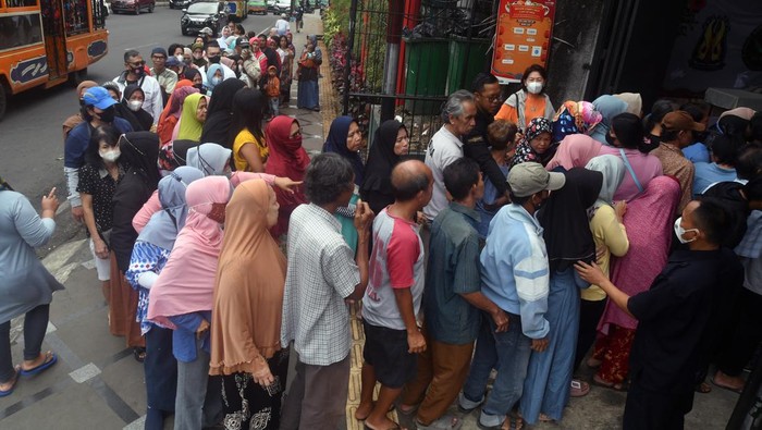 Warga Bogor Serbu Wihara Dhanagun Bogor Demi Sembako Murah Sejumlah warga antre untuk membeli sembako murah di Wihara Dhanagun, Kota Bogor, Jawa Barat, Selasa (31/1/2023). Sembako murah berisi beras, gula, minyak goreng, dan mie instan yang dijual dengan harga Rp50 ribu tersebut disediakan pengurus Wihara Dhanagun untuk membantu warga yang kurang mampu. ANTARA FOTOArif Firmansyah/tom.