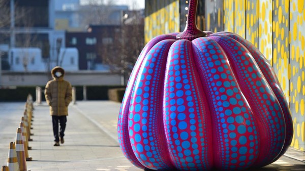 Patung labu raksasa ini merupakan karya seniman Jepang Yayoi Kusama.