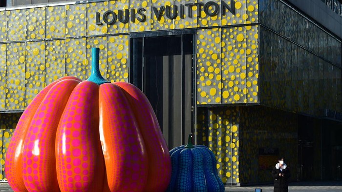 Woah.. Ada Labu Raksasa di Depan Toko Louis Vuitton Beijing Patung labu raksasa ini merupakan karya seniman Jepang Yayoi Kusama. Labu raksasa ini berada di depan toko Louis Vuitton di Beijing, China.