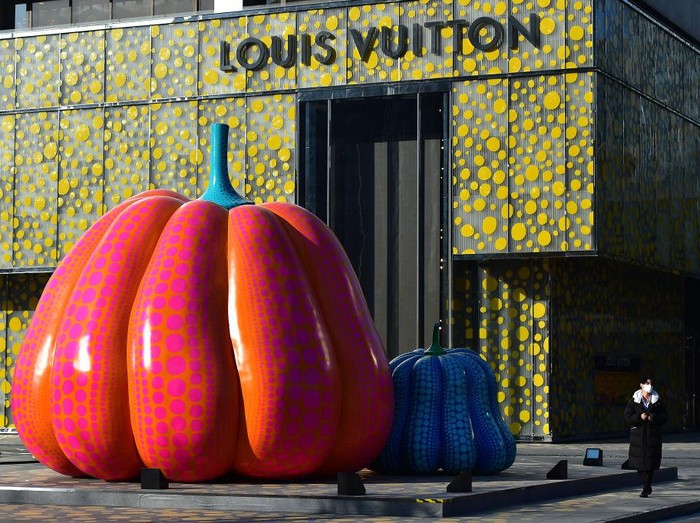 Woah.. Ada Labu Raksasa di Depan Toko Louis Vuitton Beijing Patung labu raksasa ini merupakan karya seniman Jepang Yayoi Kusama. Labu raksasa ini berada di depan toko Louis Vuitton di Beijing, China.