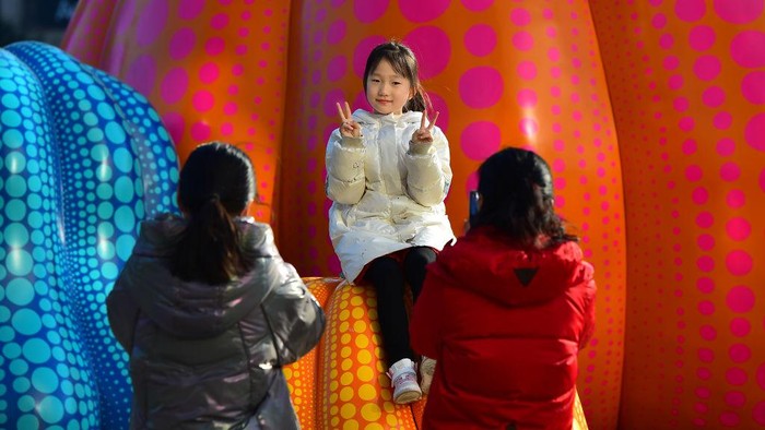 Patung labu raksasa ini merupakan karya seniman Jepang Yayoi Kusama. Labu raksasa ini berada di depan toko Louis Vuitton di Beijing, China.