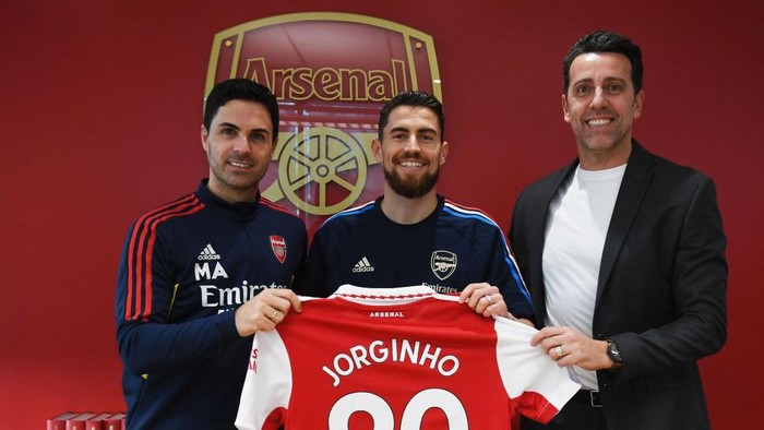 ST ALBANS, ENGLAND - JANUARY 31: (L) Arsenal manager Mikel Arteta and (R) Sporting Director Edu with (2ndL) new signing Jorginho at London Colney on January 31, 2023 in St Albans, England. (Photo by Stuart MacFarlane/Arsenal FC via Getty Images)