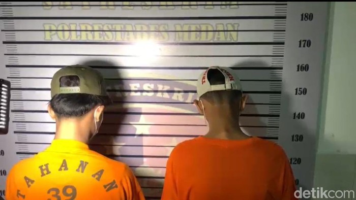 2 pelaku penikaman pemuda usai pulang dari warnet usai ditangkap polisi. (Goklas Wisely/detikSumut)