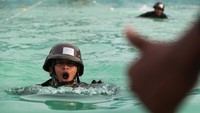 Renang militer menggunakan Pakaian Dinas Lapangan (PDL), helm serta senjata laras panjang. Latihan renang dasar militer ini, juga untuk memelihara kesehatan jasmani seluruh prajurit dan meningkatkan kemampuan dalam berenang, kekompakan serta profesionalisme prajurit.