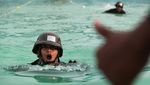 Aksi Ketangguhan Prajurit Marinir Saat Ikuti Renang Militer